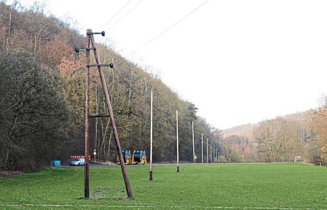 Die Holzmasten werden voraussichtlich im Herbst abgebaut.  Foto: p