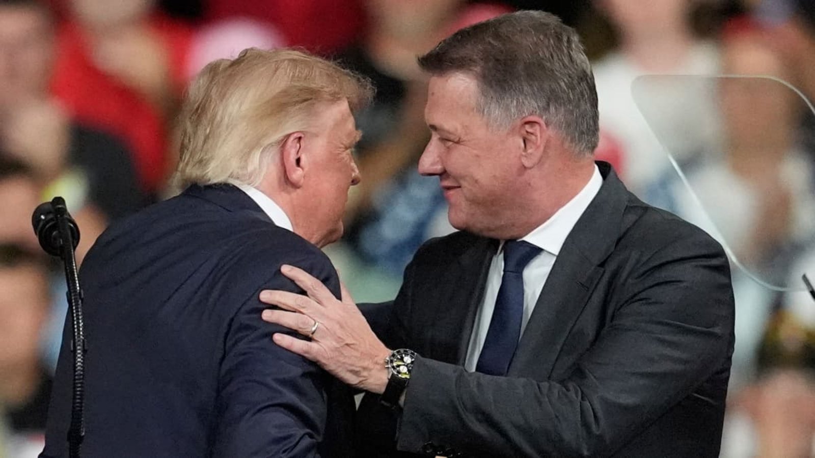 Audi-Chef Gernot Döllner steht für seinen Auftritt mit US-Präsident Trump in der Kritik. (Archivbild)Mike Stewart/AP/dpa Audi-Chef Gernot Döllner steht für seinen Auftritt mit US-Präsident Trump in der Kritik. (Archivbild)Mike Stewart/AP/dpa