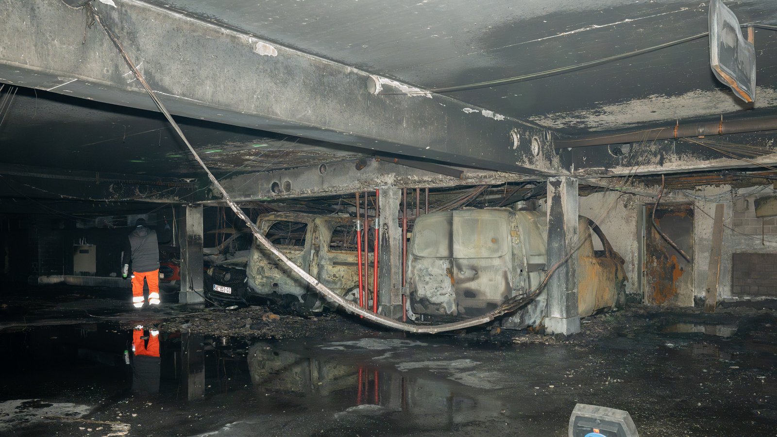 In der Tiefgarage sind im Februar mehrere Fahrzeuge komplett ausgebrannt. Archivfoto: VKZ/Herth