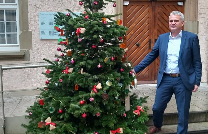 Bürgermeister Holger Albrich blickt vor dem prämierten Weihnachtsbaum des Kindergartens Ochsenbach im Innenhof des Wasserschlosses zuversichtlich in das neue Jahr.  <span class='image-autor'>Foto: Glemser</span>