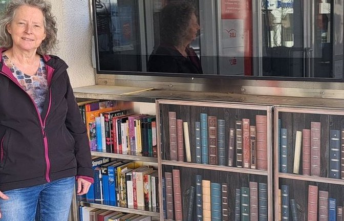 Dorothea Ufer vor dem Bücherschrank am Sersheimer Marktplatz, nachdem sie die Bücher sortiert und geordnet hat.  <span class='image-autor'>Foto: p</span>