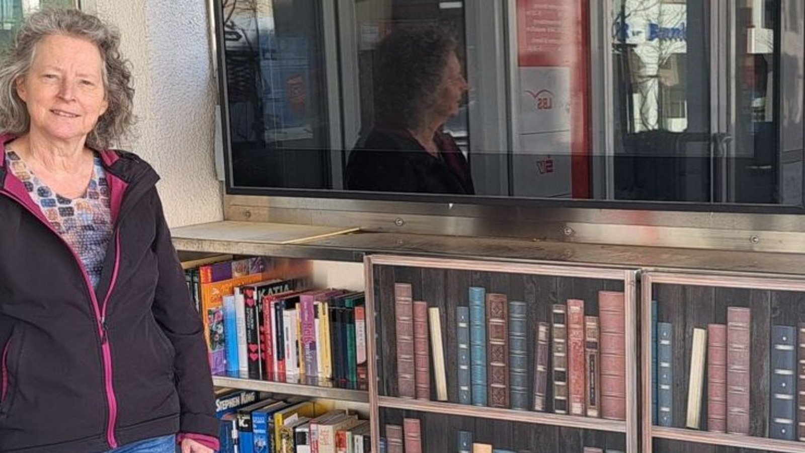 Dorothea Ufer vor dem Bücherschrank am Sersheimer Marktplatz, nachdem sie die Bücher sortiert und geordnet hat. Foto: p Dorothea Ufer vor dem Bücherschrank am Sersheimer Marktplatz, nachdem sie die Bücher sortiert und geordnet hat. Foto: p