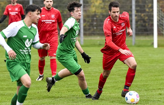 Jonathan Gayer (rechts) und der TSV Großglattbach würden am liebsten auf die Winterpause verzichten und weiterspielen.
