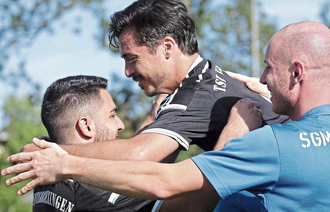 Endlich Punkte! Torschütze Benjamin Langhans (Mitte) und Vorlagengeber Marco Conte bejubeln die 1:0-Führung im Strudelbachtal.   Foto: Küppers