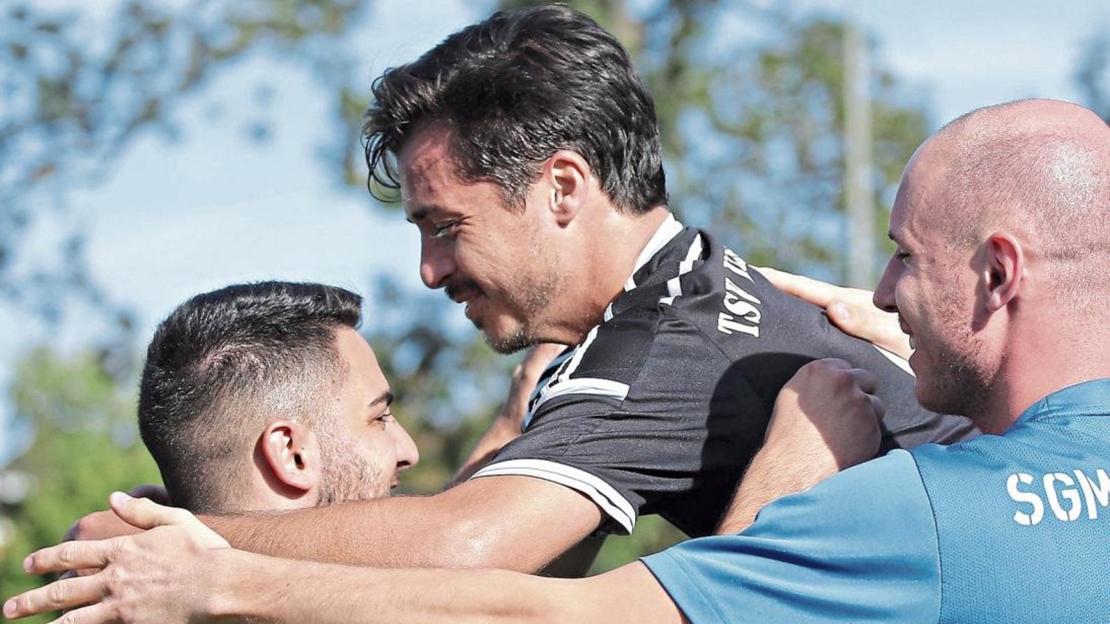 Endlich Punkte! Torschütze Benjamin Langhans (Mitte) und Vorlagengeber Marco Conte bejubeln die 1:0-Führung im Strudelbachtal. Foto: Küppers Endlich Punkte! Torschütze Benjamin Langhans (Mitte) und Vorlagengeber Marco Conte bejubeln die 1:0-Führung im Strudelbachtal. Foto: Küppers