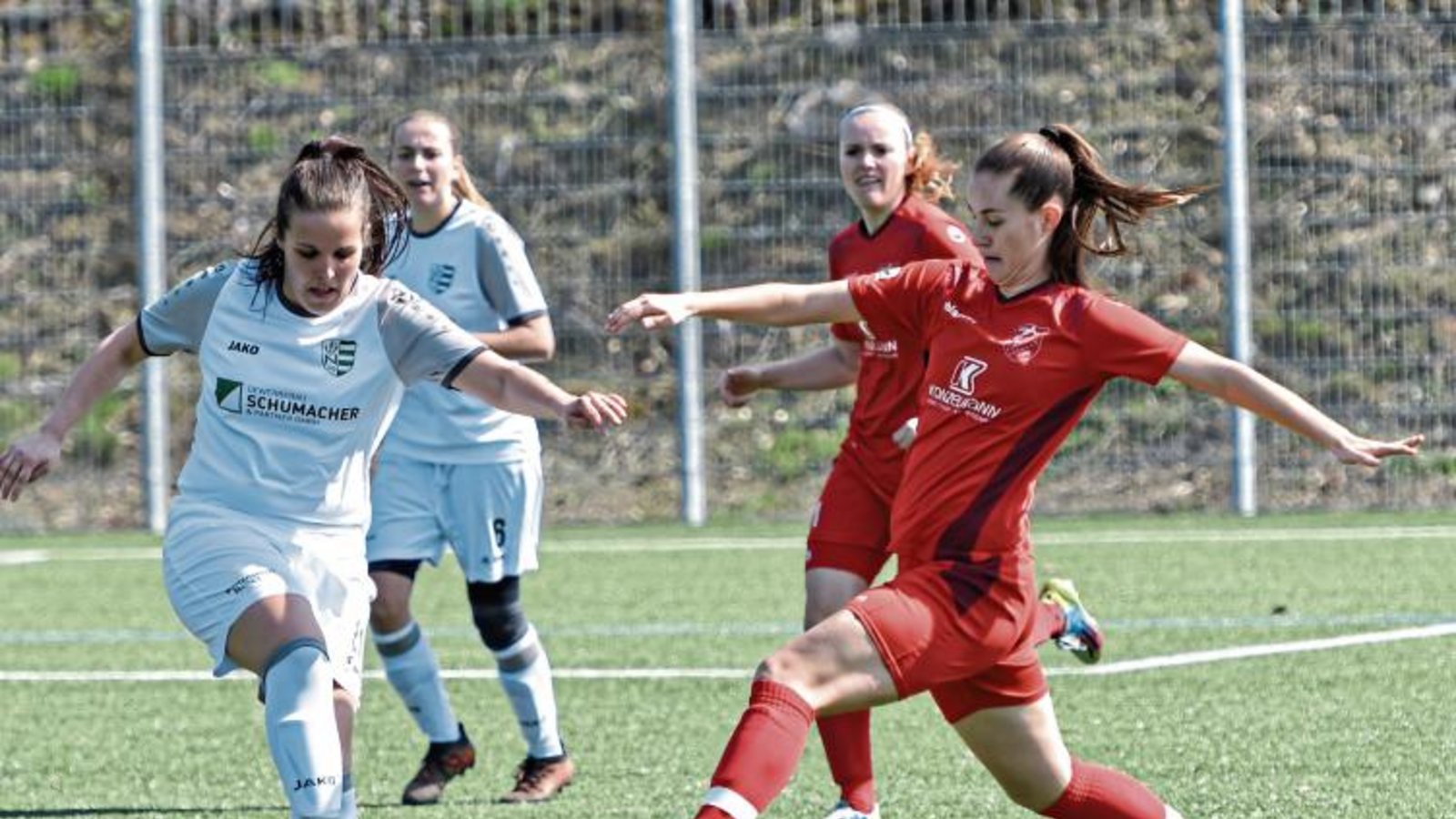 Löchgaus Isabel Schlipf (rechts) kommt gegen Vanessa Jakob einen Schritt zu spät. Foto: Leitner Löchgaus Isabel Schlipf (rechts) kommt gegen Vanessa Jakob einen Schritt zu spät. Foto: Leitner