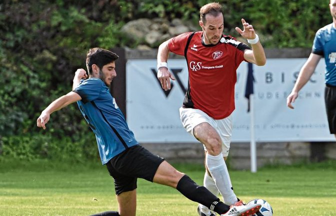 Philipp Braun (rechts) hat das Vertrauen von Hans-Ulrich Rähmer in der Offensive. „Wir haben einige Spieler, die torgefährlich sind – unter anderem ihn“, sagt der Übungsleiter.  Foto: Leitner