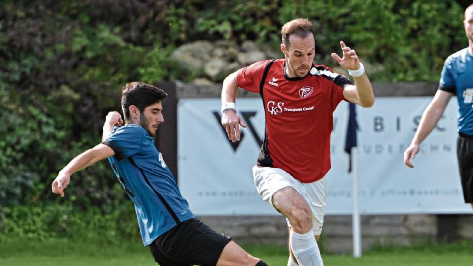 Philipp Braun (rechts) hat das Vertrauen von Hans-Ulrich Rähmer in der Offensive. „Wir haben einige Spieler, die torgefährlich sind – unter anderem ihn“, sagt der Übungsleiter. Foto: Leitner Philipp Braun (rechts) hat das Vertrauen von Hans-Ulrich Rähmer in der Offensive. „Wir haben einige Spieler, die torgefährlich sind – unter anderem ihn“, sagt der Übungsleiter. Foto: Leitner