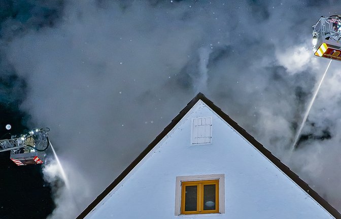 Am Mittwoch gegen 2.45 Uhr bemerkte ein Bewohner eines ehemaligen Gasthauses in der Hochdorfer Straße in Hemmingen ein Feuer im Haus. Beim Eintreffen von Polizei und Feuerwehr stand das Gebäude, das als Asylunterkunft dient, bereits in Vollbrand.