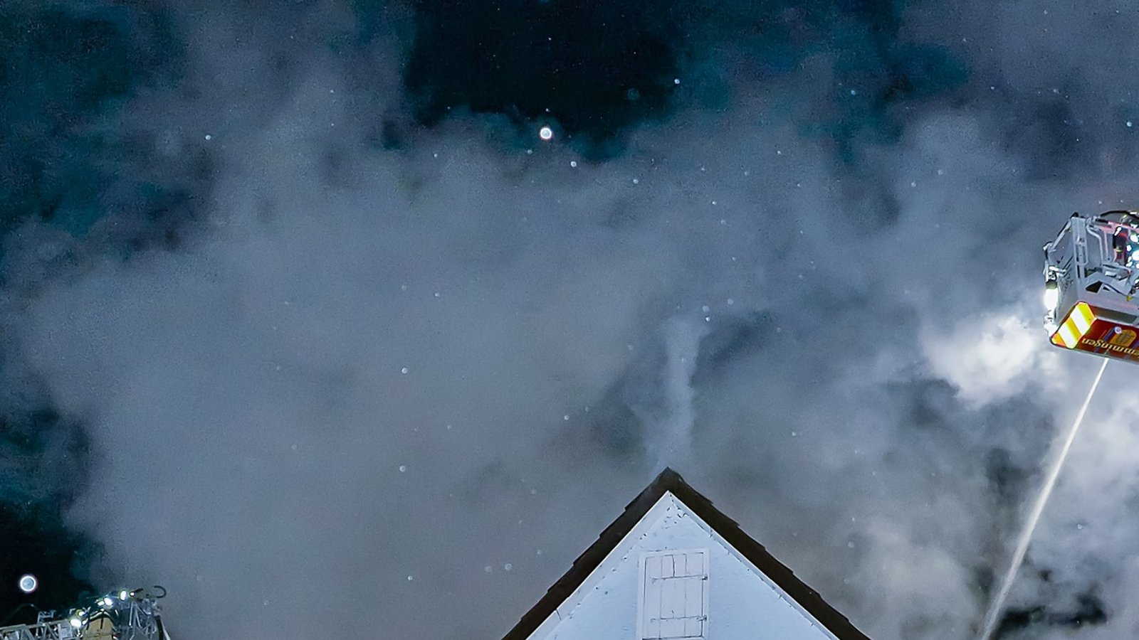 Am Mittwoch gegen 2.45 Uhr bemerkte ein Bewohner eines ehemaligen Gasthauses in der Hochdorfer Straße in Hemmingen ein Feuer im Haus. Beim Eintreffen von Polizei und Feuerwehr stand das Gebäude, das als Asylunterkunft dient, bereits in Vollbrand. Am Mittwoch gegen 2.45 Uhr bemerkte ein Bewohner eines ehemaligen Gasthauses in der Hochdorfer Straße in Hemmingen ein Feuer im Haus. Beim Eintreffen von Polizei und Feuerwehr stand das Gebäude, das als Asylunterkunft dient, bereits in Vollbrand.