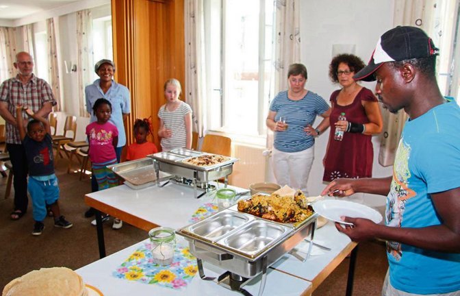 Alexander Ideh erklärt das nigerianische Festessen Egusi Soup.  Fotos: Gergen