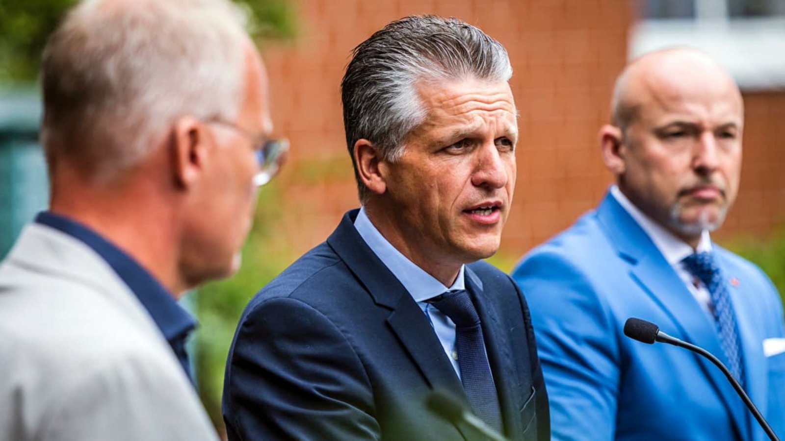 Abschlussstatement von Dr. Matthias Miersch (v.l.n.r.),Vorsitzender der SPD-Bundestagsfraktion, Thorsten Frei ,Vorsitzender der CDU/CSU-Bundestagsfraktion, und Alexander Hoffmann ,Vorsitzender der CSU im Bundestag.Lars Berg/dpa