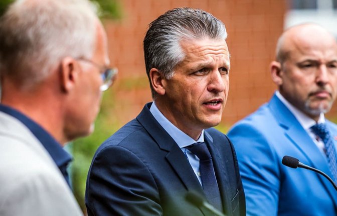 Abschlussstatement von Dr. Matthias Miersch (v.l.n.r.),Vorsitzender der SPD-Bundestagsfraktion, Thorsten Frei ,Vorsitzender der CDU/CSU-Bundestagsfraktion, und Alexander Hoffmann ,Vorsitzender der CSU im Bundestag.<span class='image-autor'>Lars Berg/dpa</span>