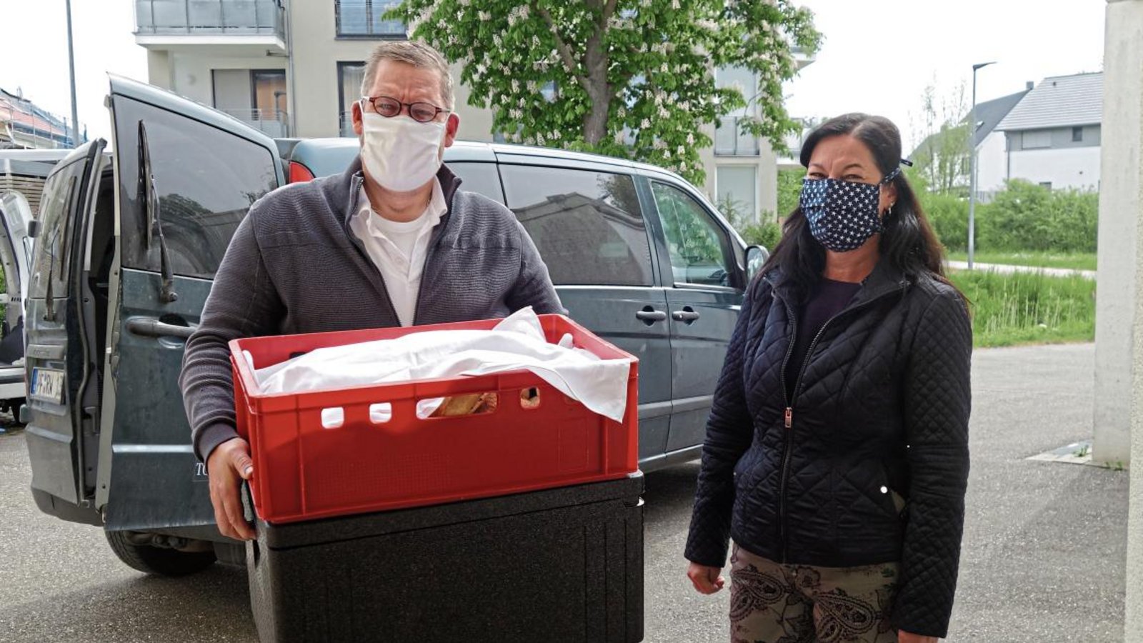Claus Späth von der Krone Schützingen und Angela Adam, Vorsitzende des Fördervereins Seniorenzentrum St. Clara, bringen den Mitarbeitern ein warmes Vesper. Foto: p Claus Späth von der Krone Schützingen und Angela Adam, Vorsitzende des Fördervereins Seniorenzentrum St. Clara, bringen den Mitarbeitern ein warmes Vesper. Foto: p