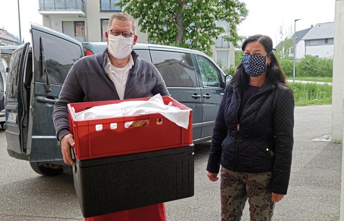 Claus Späth von der Krone Schützingen und Angela Adam, Vorsitzende des Fördervereins Seniorenzentrum St. Clara, bringen den Mitarbeitern ein warmes Vesper.  Foto: p