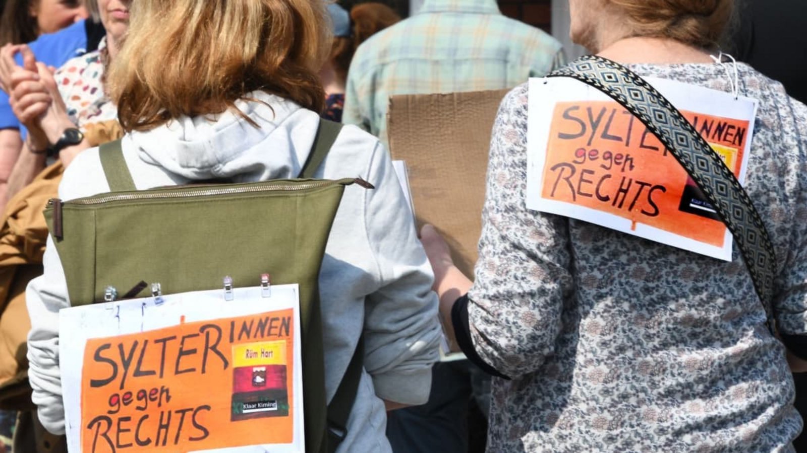 Nach dem Rassismus-Eklat in einer Sylter Bar vor zwei Jahren gehen Frauen in Kampen aus Protest auf die Straße. Doch der fremdenfeindliche Liedtext, der damals gesungen wurde, ist bis heute nicht verschwunden.dpa/Lea Sarah Albert