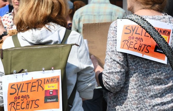 Nach dem Rassismus-Eklat in einer Sylter Bar vor zwei Jahren gehen Frauen in Kampen aus Protest auf die Straße. Doch der fremdenfeindliche Liedtext, der damals gesungen wurde, ist bis heute nicht verschwunden.<span class='image-autor'>dpa/Lea Sarah Albert</span>