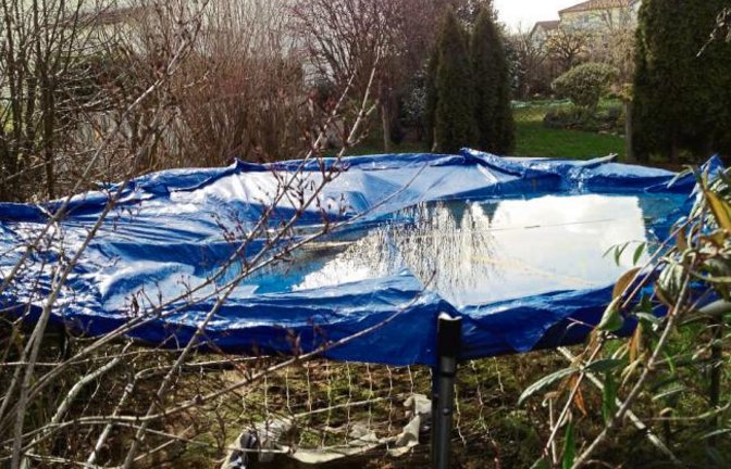 Trampolin oder Planschbecken, das ist hier die Frage, schreibt Friedbert Rößler. Gesehen in Vaihingen.