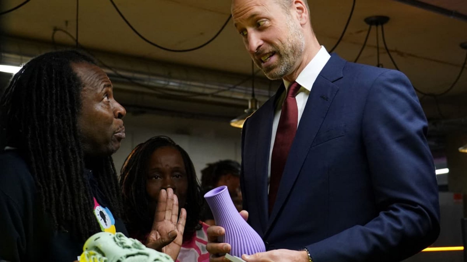 Der britische Prinz William hält eine 3D-gedruckte Vase in der Hand, als er sich am 14. Oktober 2026 in London mit Stipendiaten und ehemaligen Stipendiaten von „The Amos Bursary“ trifft. „The Amos Bursary“ wurde 2009 von Baronin Valerie Amos und Colleen Amos gegründet und ist eine Wohltätigkeitsorganisation, die leistungsstarke junge Menschen afrikanischer und karibischer Herkunft fördert.ALBERTO PEZZALI/afp Der britische Prinz William hält eine 3D-gedruckte Vase in der Hand, als er sich am 14. Oktober 2026 in London mit Stipendiaten und ehemaligen Stipendiaten von „The Amos Bursary“ trifft. „The Amos Bursary“ wurde 2009 von Baronin Valerie Amos und Colleen Amos gegründet und ist eine Wohltätigkeitsorganisation, die leistungsstarke junge Menschen afrikanischer und karibischer Herkunft fördert.ALBERTO PEZZALI/afp