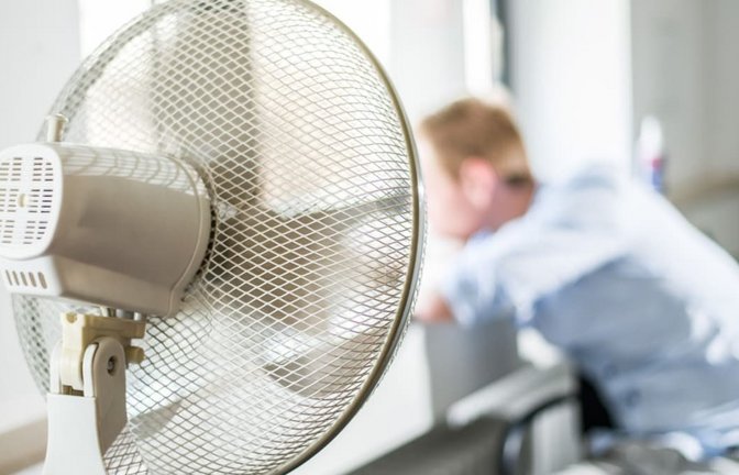 Ein „Hitzefrei“ wie in der Schule gibt es bei Arbeitnehmerinnen und Arbeitnehmern nicht. Wie sind die Regeln, wenn es zu warm wird bei der Arbeit?<span class='image-autor'>Wolfram Kastl/dpa-mag/dpa</span>