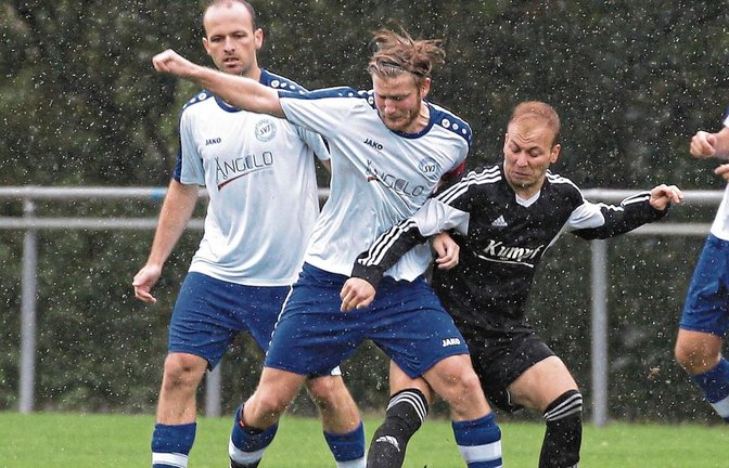 Illingens Daniel Brenner (Mitte) behauptet den Ball gegen Riexingens Bastian Schaar. Matthias Hitzler sichert ab. Foto: Küppers