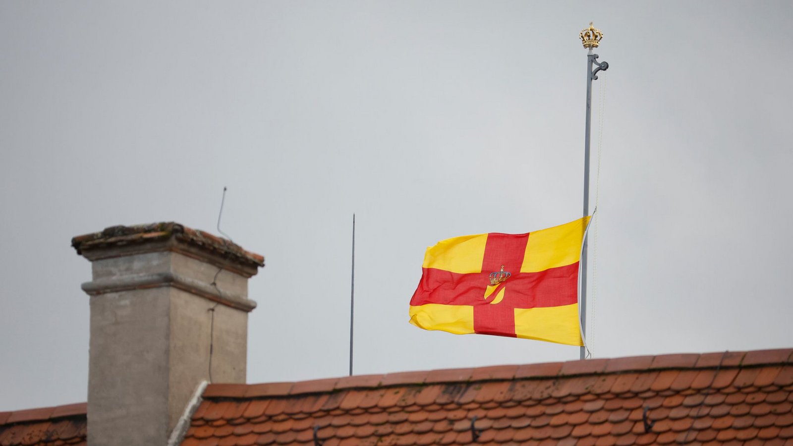 Die Fahne über dem Salemer Schloss weht auf Halbmast.Foto: dpa/Philipp von Ditfurth Die Fahne über dem Salemer Schloss weht auf Halbmast.Foto: dpa/Philipp von Ditfurth
