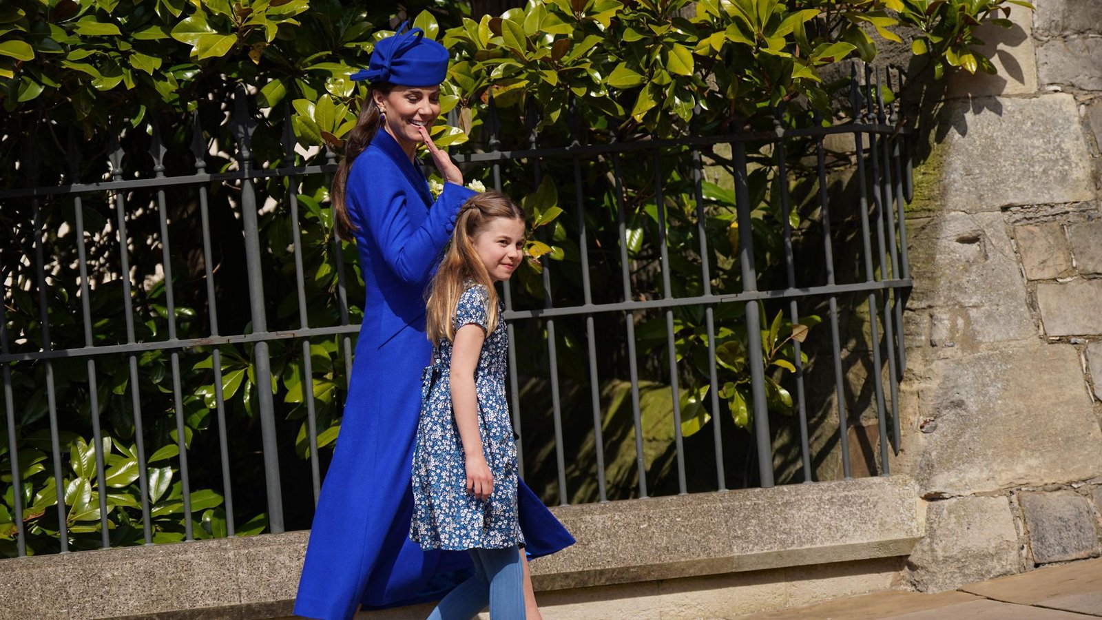Blau in blau: Charlotte und ihre Mutter Prinzessin Kate nach dem Ostergottesdienst in Windsor.Foto: AFP/YUI MOK
