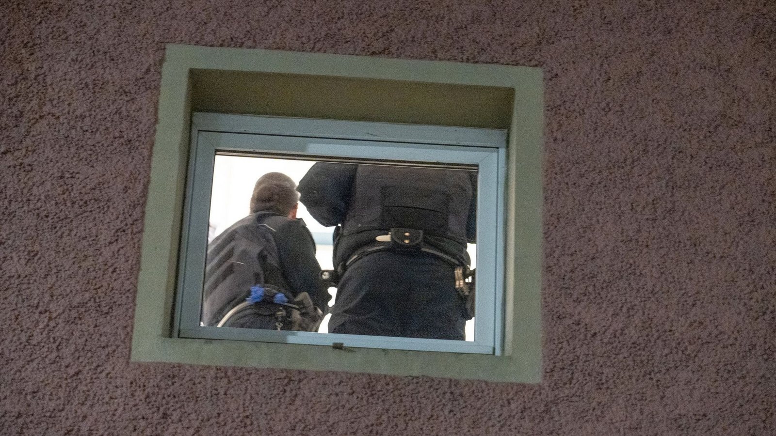 Polizeibeamte durchsuchten am Montagabend in Ludwigshafen die Wohnung des Verdächtigen.Foto: dpa/Ferdinand Merzbach Polizeibeamte durchsuchten am Montagabend in Ludwigshafen die Wohnung des Verdächtigen.Foto: dpa/Ferdinand Merzbach