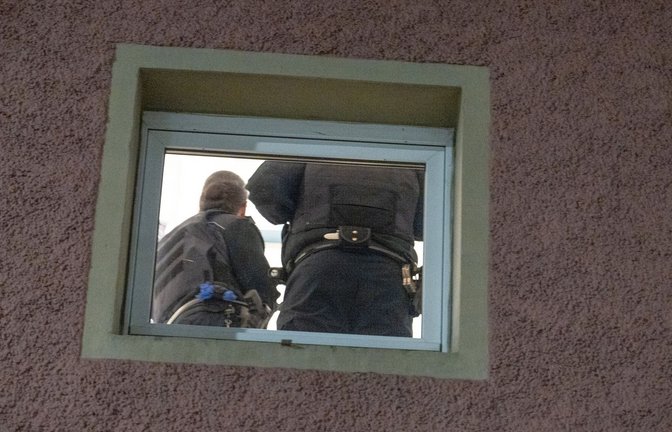 Polizeibeamte durchsuchten am Montagabend in Ludwigshafen die Wohnung des Verdächtigen.<span class='image-autor'>Foto: dpa/Ferdinand Merzbach</span>