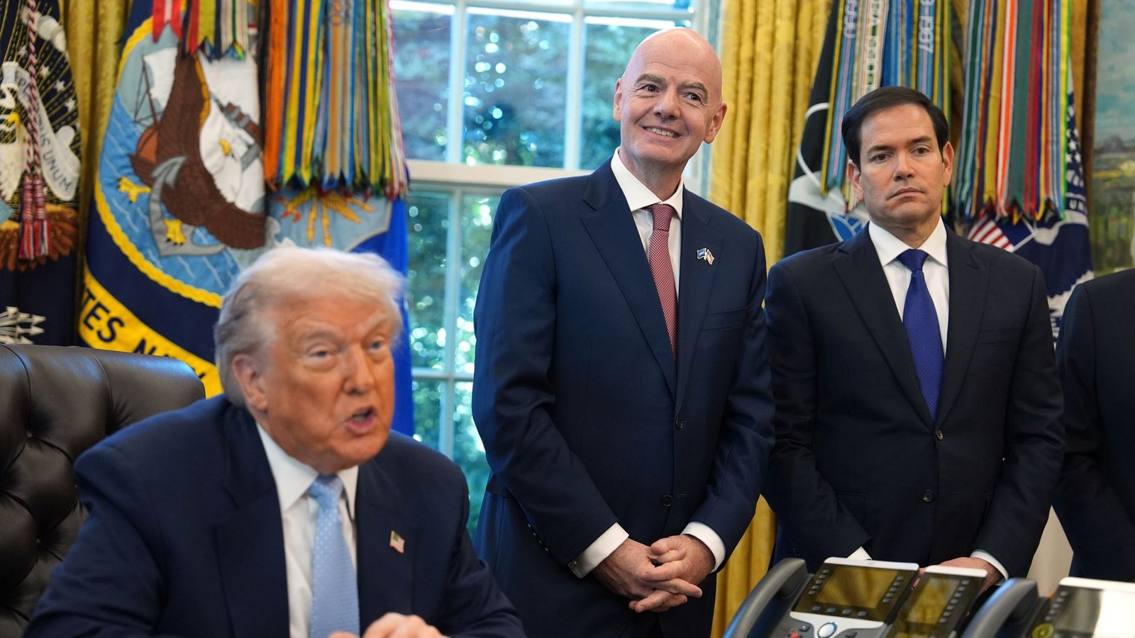 Bei den Ticketpreisen für die Fußball-WM kommt selbst Donald Trump ins Staunen. (Archivbild)Foto: Evan Vucci/AP/dpa