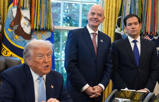 Bei den Ticketpreisen für die Fußball-WM kommt selbst Donald Trump ins Staunen. (Archivbild)<span class='image-autor'>Foto: Evan Vucci/AP/dpa</span>