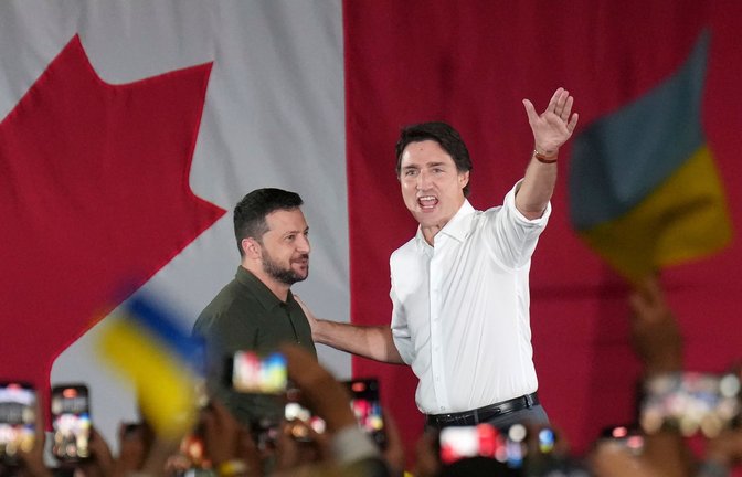 Kanadas Präsident Justin Trudeau (r)und der ukrainische Präsident Wolodymyr Selenskyj bei einer Kundgebung in der Fort York Armoury.<span class='image-autor'>Foto: Nathan Denette/The Canadian Press/AP/dpa</span>