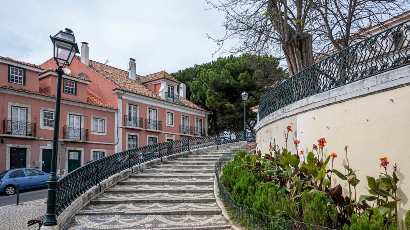 Eine weitere, "nicht genormte" Treppe in Lissabon. (Symbolbild)Foto: Maria Vonotna/ Shutterstock Eine weitere, "nicht genormte" Treppe in Lissabon. (Symbolbild)Foto: Maria Vonotna/ Shutterstock