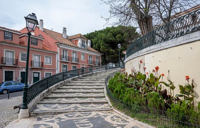 Eine weitere, "nicht genormte" Treppe in Lissabon. (Symbolbild)<span class='image-autor'>Foto: Maria Vonotna/ Shutterstock</span>