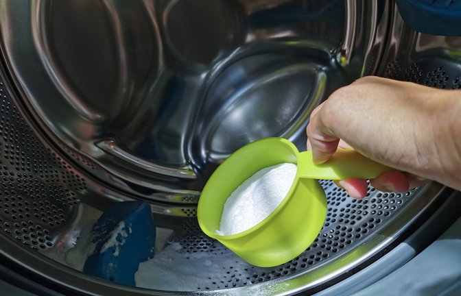 So setzen Sie Natron zur Waschmaschinenreinigung ein.<span class='image-autor'>Foto: Leestudio / shutterstock.com</span>