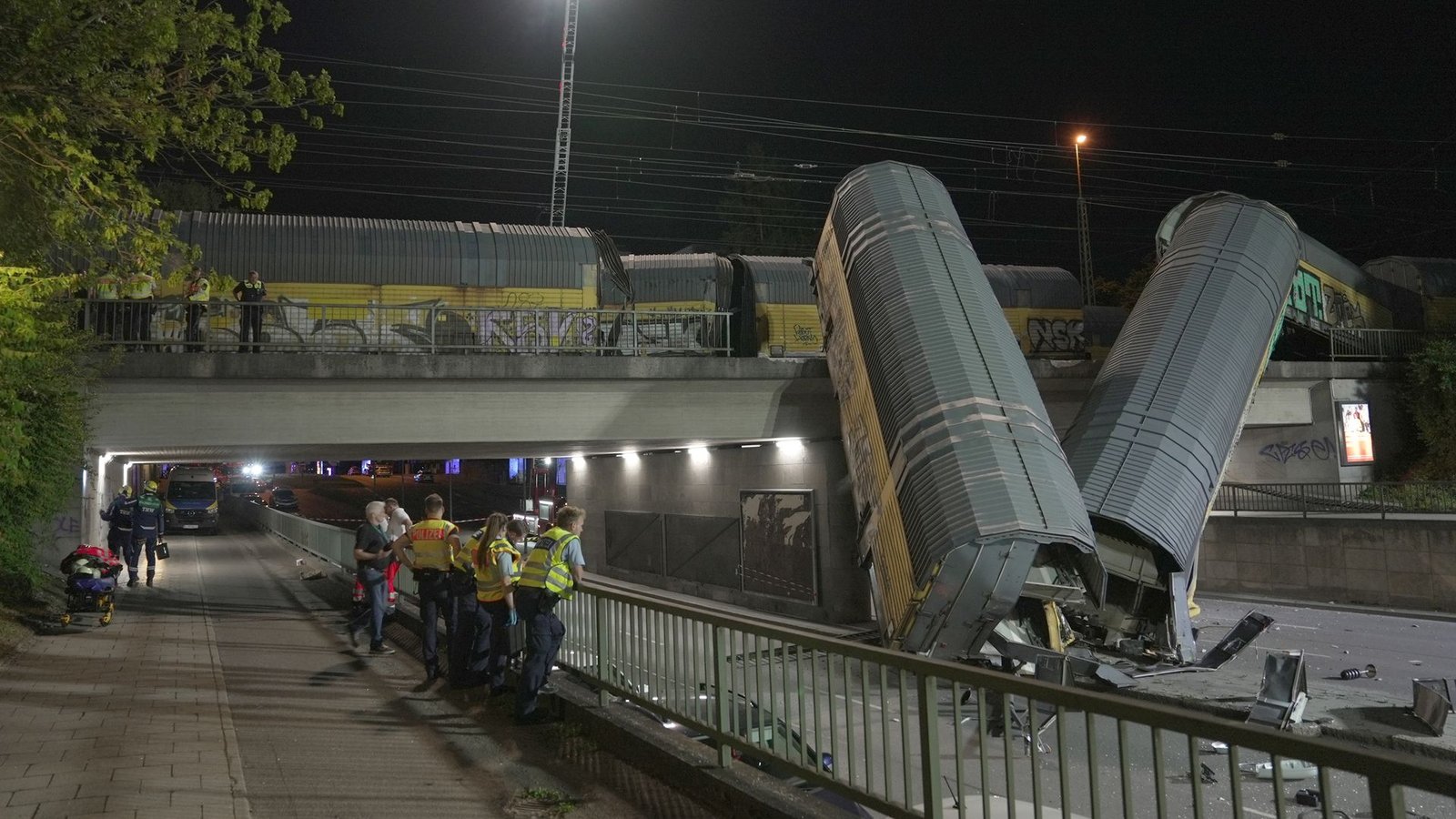 Zwei Waggons eines Güterzugs liegen auf einer Straße in München, nachdem sie von einer Brücke gestürzt sind.Foto: Ehsan Monajati/dpa Zwei Waggons eines Güterzugs liegen auf einer Straße in München, nachdem sie von einer Brücke gestürzt sind.Foto: Ehsan Monajati/dpa