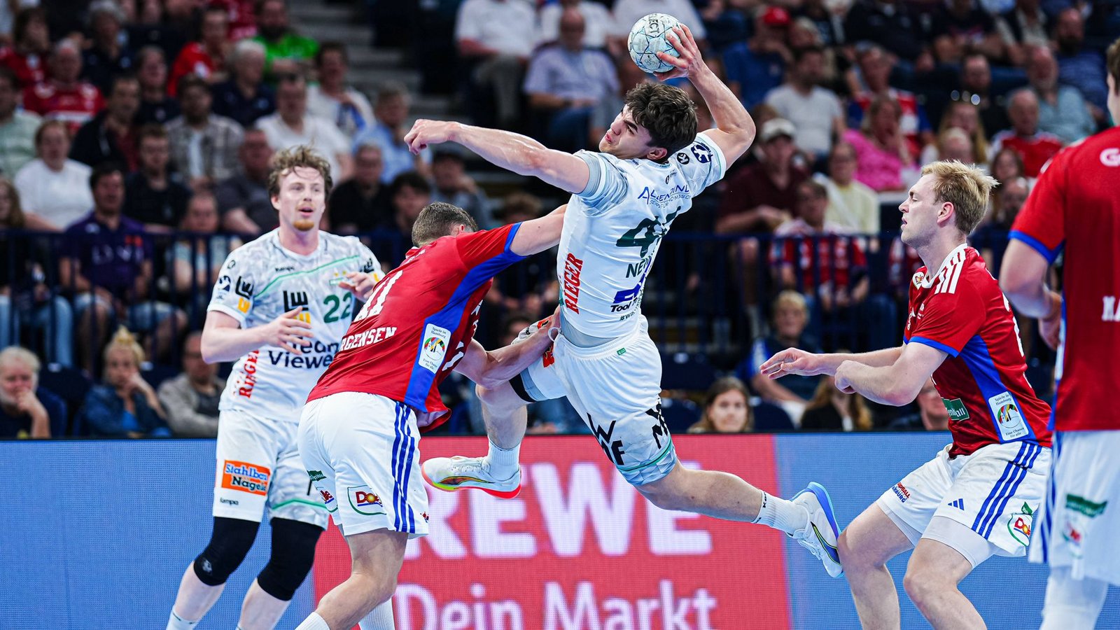 Durchsetzungsstarker Spielmacher mit Drang zum Tor: Göppingens Elias Newel.Foto: IMAGO/Eibner Durchsetzungsstarker Spielmacher mit Drang zum Tor: Göppingens Elias Newel.Foto: IMAGO/Eibner