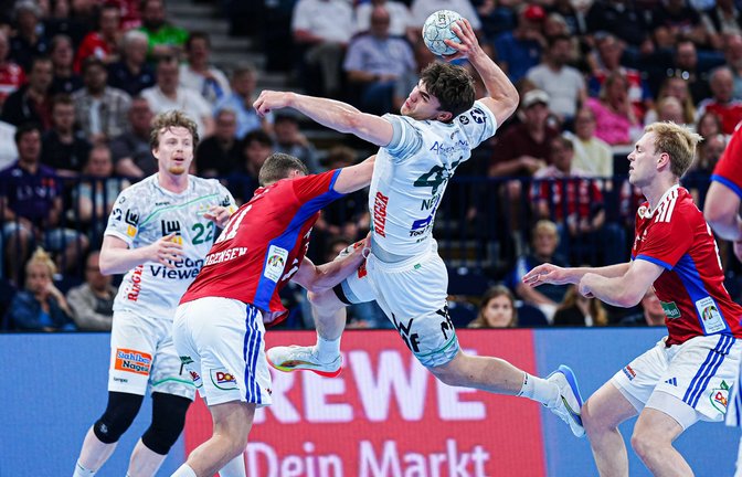 Durchsetzungsstarker Spielmacher mit Drang zum Tor: Göppingens Elias Newel.<span class='image-autor'>Foto: IMAGO/Eibner</span>