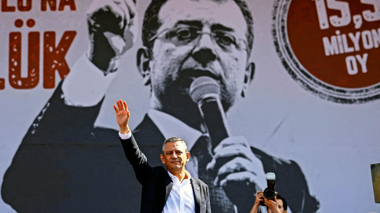 Der CHP-Vorsitzende Özgür Özel winkt Anhängern auf der Demo in Istanbul. Auf dem Plakat im Hintergrund ist der inhaftierte CHP-Politiker Ekrem Imanoglu  zu sehen.Foto: AFP/KEMAL ASLAN