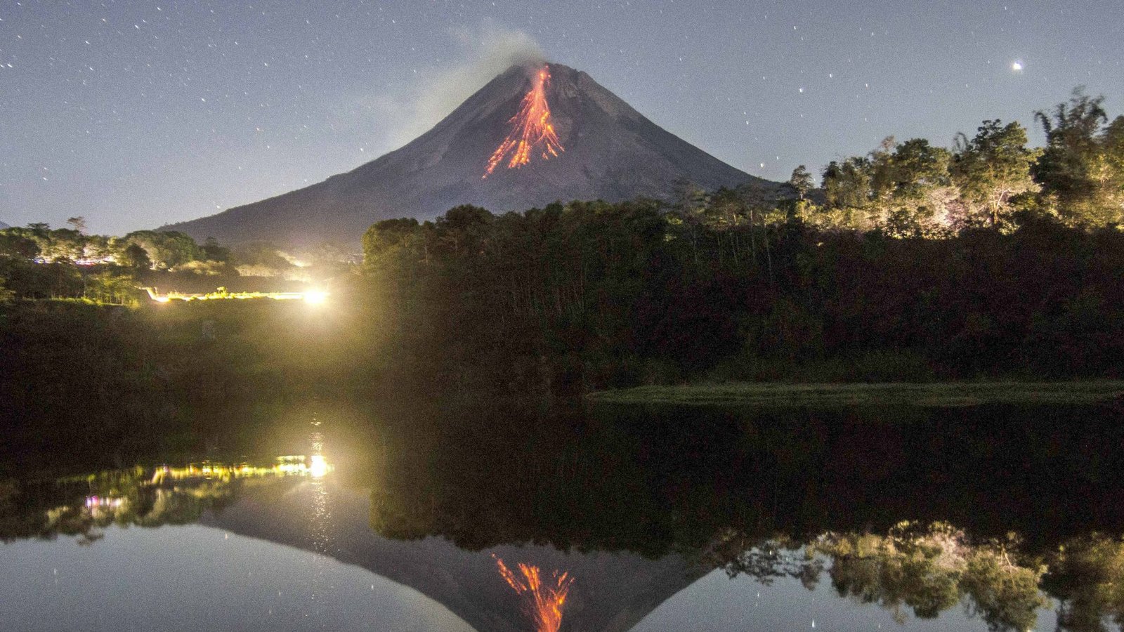 2010 n. Chr. – Merapi, Indonesien: Der Merapi in Zentraljava gilt als einer der gefährlichsten und aktivsten Vulkane der Welt . Über 320 Menschen starben.Foto: imago/Xinhua