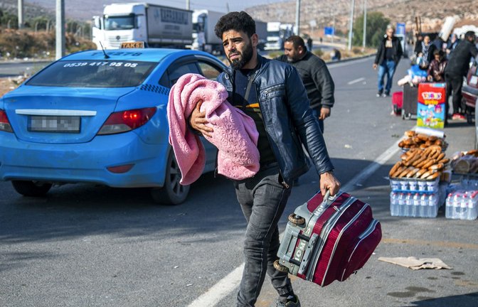 Syrer kommen am Cilvegozu-Grenzübergang in der Nähe der südtürkischen Stadt Antakya an, um von der Türkei nach Syrien zu gelangen.<span class='image-autor'>Foto: dpa/Metin Yoksu</span>
