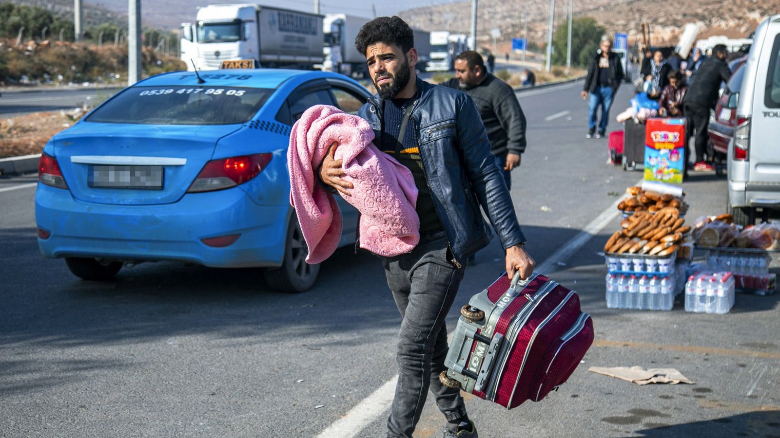 Syrer kommen am Cilvegozu-Grenzübergang in der Nähe der südtürkischen Stadt Antakya an, um von der Türkei nach Syrien zu gelangen.Foto: dpa/Metin Yoksu