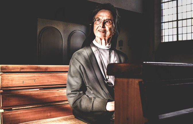 Franziskanerin und Erzieherin: Schwester Manfreda in einem Kirchenraum des Klosters Reute<span class='image-autor'>Foto: Andy Reiner</span>