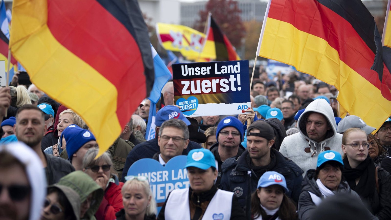 Auch wenn es problematische Tendenzen unter Teilen der AfD-Anhängern gebe, bringe es nichts, diese zu beschimpfen, so die Forscher.Foto: imago/IPON Auch wenn es problematische Tendenzen unter Teilen der AfD-Anhängern gebe, bringe es nichts, diese zu beschimpfen, so die Forscher.Foto: imago/IPON