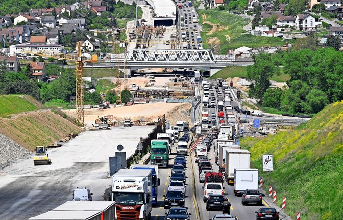 Baustelle an der A8 bei Pforzheim: Wenn die Infrastruktur erneuert wird, sind Staus die Folge.<span class='image-autor'>Foto: Bernd Weißbrod/dpa</span>