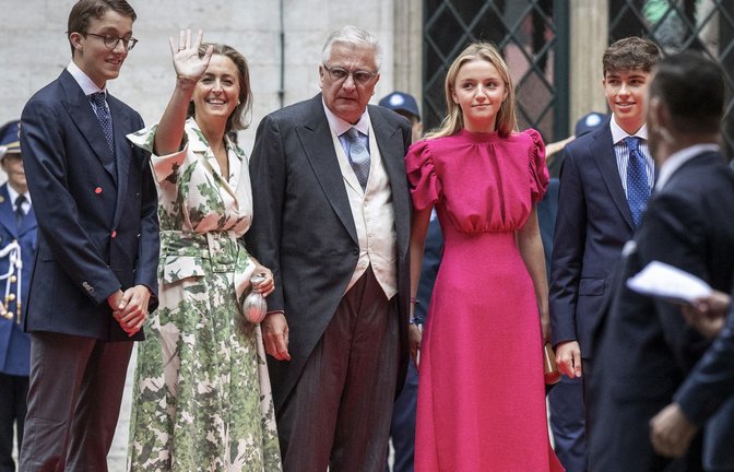 Prinz Laurent (Bildmitte), hier im Kreise seiner Familie, hat überraschend Nachwuchs bekommen. Er präsentierte seinem Volk einen unehelichen Sohn.<span class='image-autor'>Foto: AFP</span>