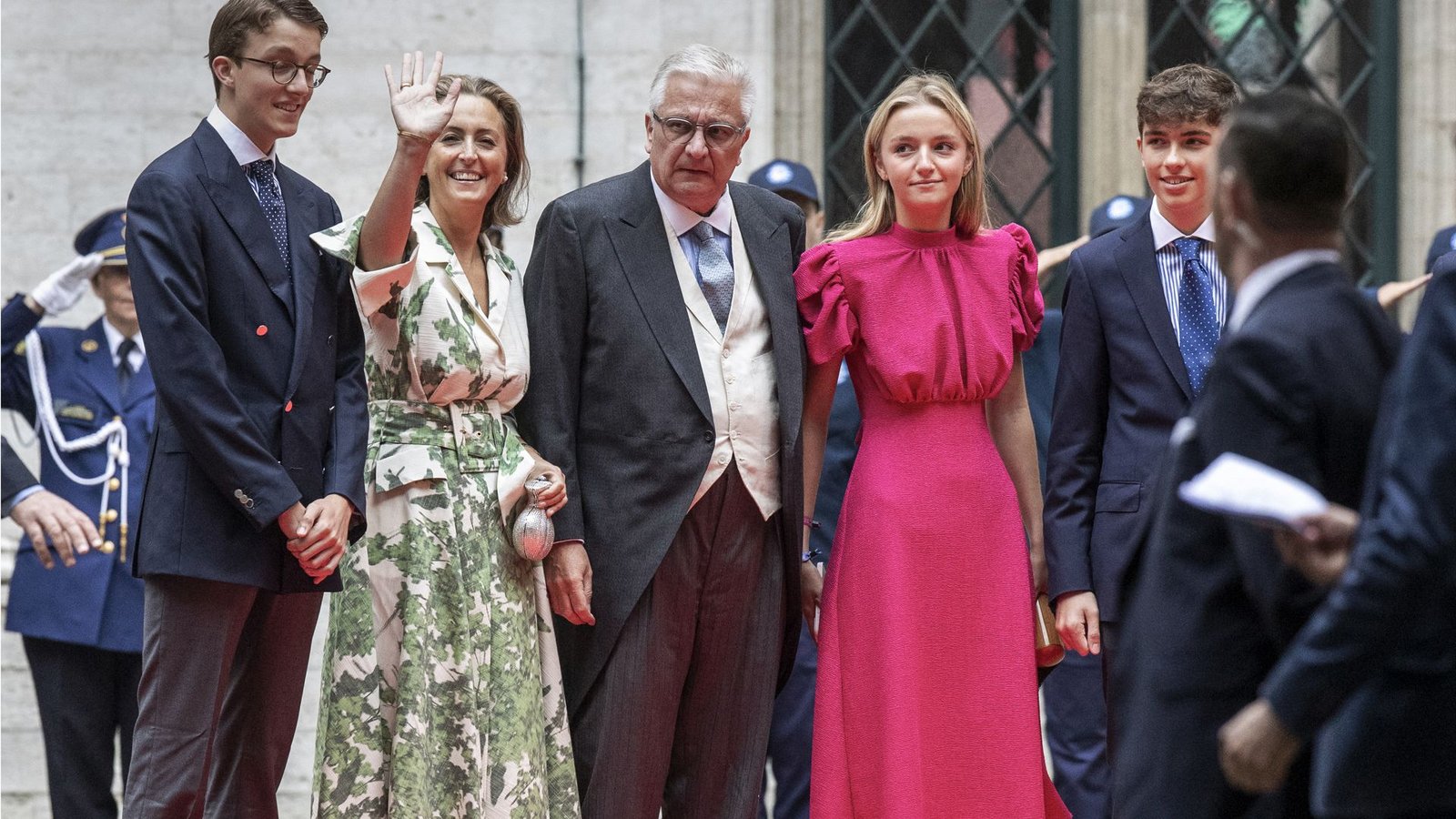 Prinz Laurent (Bildmitte), hier im Kreise seiner Familie, hat überraschend Nachwuchs bekommen. Er präsentierte seinem Volk einen unehelichen Sohn.Foto: AFP Prinz Laurent (Bildmitte), hier im Kreise seiner Familie, hat überraschend Nachwuchs bekommen. Er präsentierte seinem Volk einen unehelichen Sohn.Foto: AFP