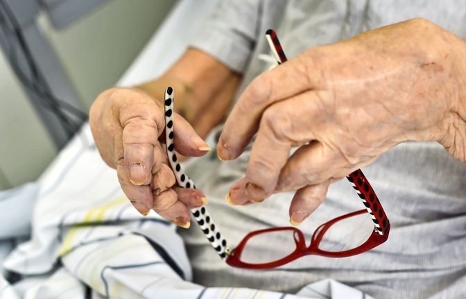 Verkrümmte Hände sind ein typisches Krankheitsbild. Die rheumatischen Entzündungen sind häufig im ganzen Körper.<span class='image-autor'>Foto: LICHTGUT/Max Kovalenko</span>
