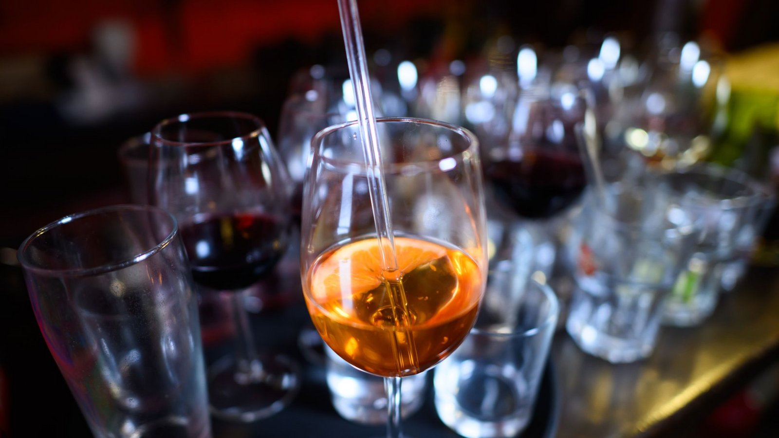 Das Gesetz regelt auch Beschränkungen für die Chemikalien Gamma-Butyrolacton (GBL) und 1,4-Butandiol (BDO). Sie sind als K.o.-Tropfen bekannt. (Symbolbild)Foto: Robert Michael/dpa