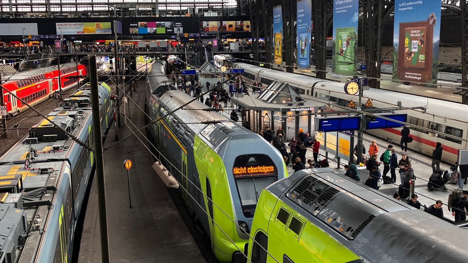 Bei einem Bahnunglück am Hamburger Hauptbahnhof sind am Freitagnachmittag sechs Menschen verletzt worden.Foto: Thomas Müller/dpa
